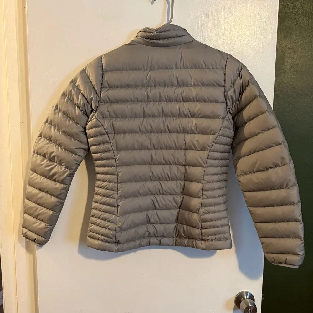 FLAWED Patagonia gray down puffer jacket size small - damage near zipper - Picture 7 of 7